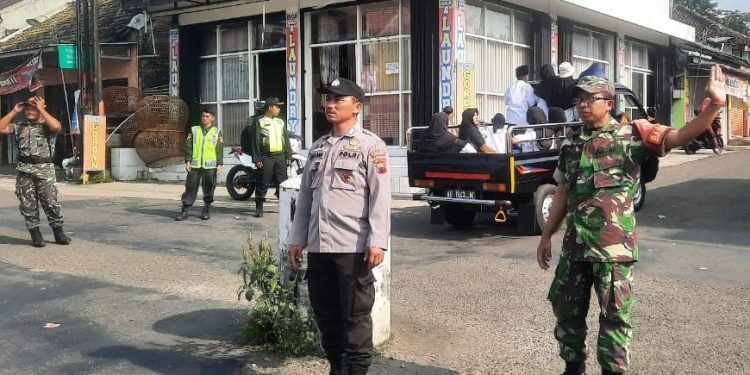 Sambut Bukan Suci Ramadhan, Personil Koramil dan Polsek Bukukerto Amankan Pawai Ta’aruf