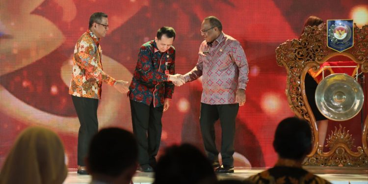 Mendagri Beri Penghargaan APBD Award 2023 kepada Kepala Daerah dengan Realisasi APBD Tertinggi