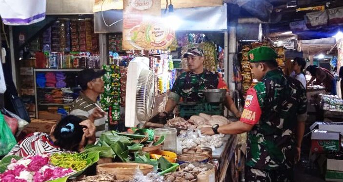Jelang Bulan Suci Ramadhan, Personil Koramil Pracimantoro Pantau Harga Sembako