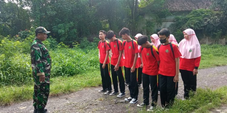 Tingkatkan Disiplin dan Jiwa Korsa, Babinsa Panularan Latih PBB Kepada Anak Sekolah
