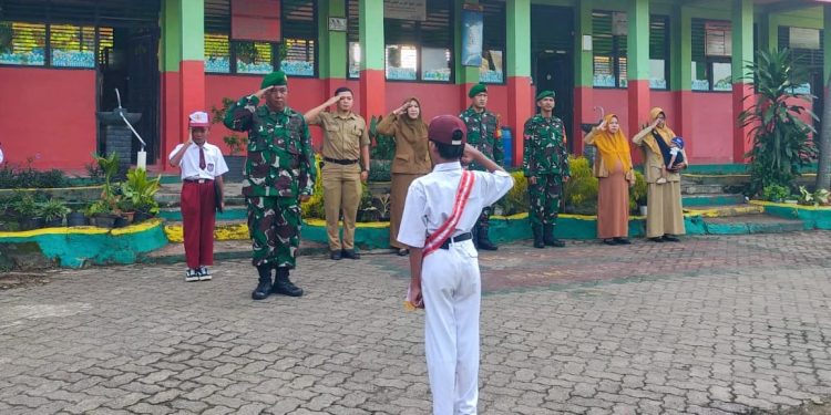 Pimpin Upacara Bendera, Babinsa : Stop Aksi Bullying Dilingkungan Sekolah