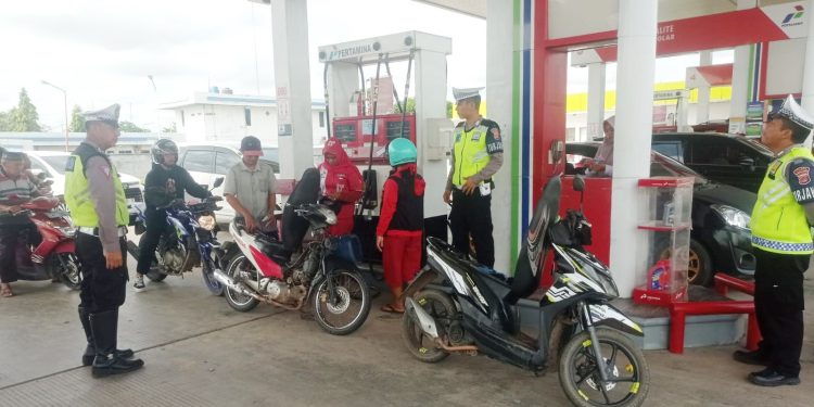 Polantas Polres Tulang Bawang Berikan Imbauan Pada Arus Balik Lebaran 2023