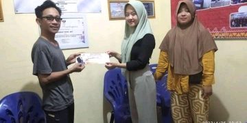 Dr H Andi Surya Salurkan Beasiswa Kepada Awak Media Melalui FPII Lampung