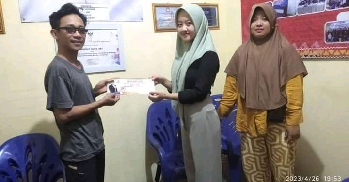 Dr H Andi Surya Salurkan Beasiswa Kepada Awak Media Melalui FPII Lampung