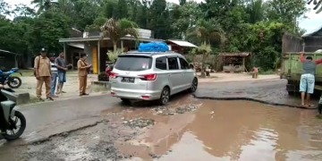 Tiyuh Penumangan dan PT BW  Perbaiki Jalan Provinsi