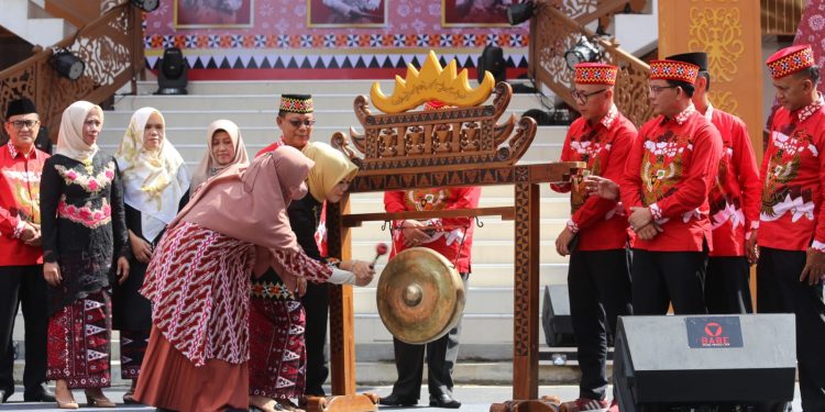 Drs Nukman MM Buka Langsung Festival Budaya Sekala Bekhak