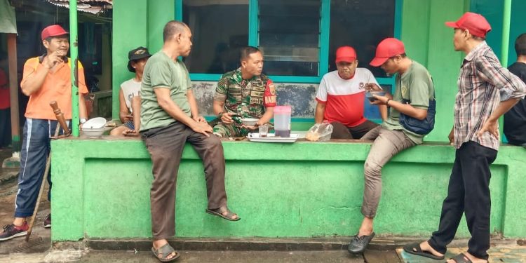 Laksanakan Komsos Babinsa Koramil 410-05/TKP Pererat Silaturahmi dengan Warga