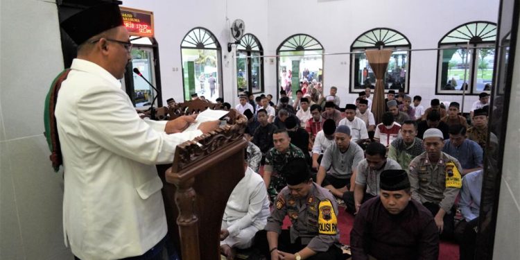 Idul Adha, Danrem 071/Wijayakusuma Sholat Bersama Masyarakat dan Serahkan Hewan Qurban
