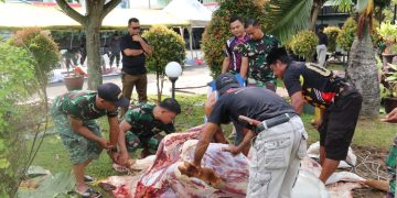 Rayakan Idul Adha 1444 H, Kodim 0410/KBL Berbagi Daging Hewan Qurban untuk Sesama