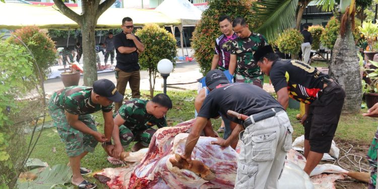 Rayakan Idul Adha 1444 H, Kodim 0410/KBL Berbagi Daging Hewan Qurban untuk Sesama