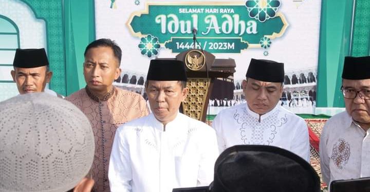 H Budi Utomo SE MM Bersama Forkopimda Sholat Idul Adha di Halaman Pemda