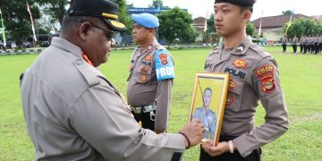 Kapolres Tulang Bawang Pimpin Upacara PTDH Dua Personelnya