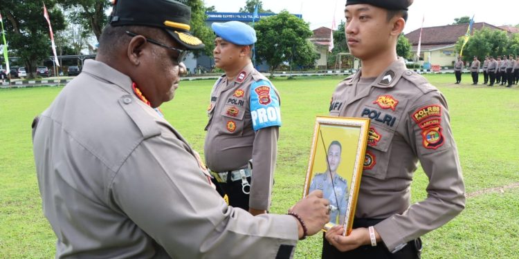 Kapolres Tulang Bawang Pimpin Upacara PTDH Dua Personelnya