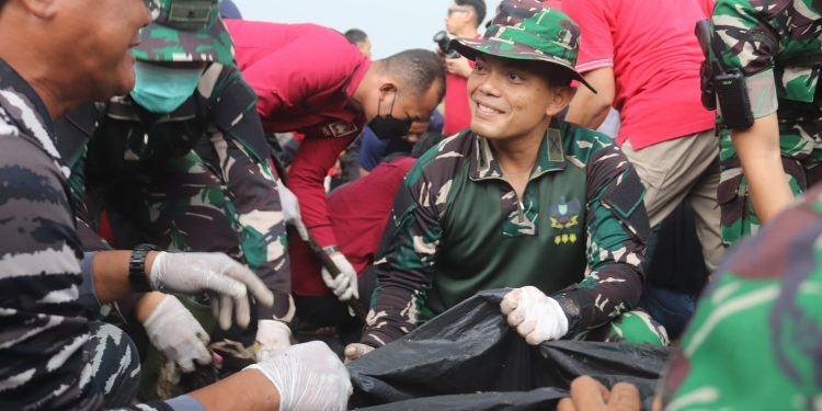 Gotong Royong Atasi Tumpukan Sampah di Bibir Pantai Bandar Lampung