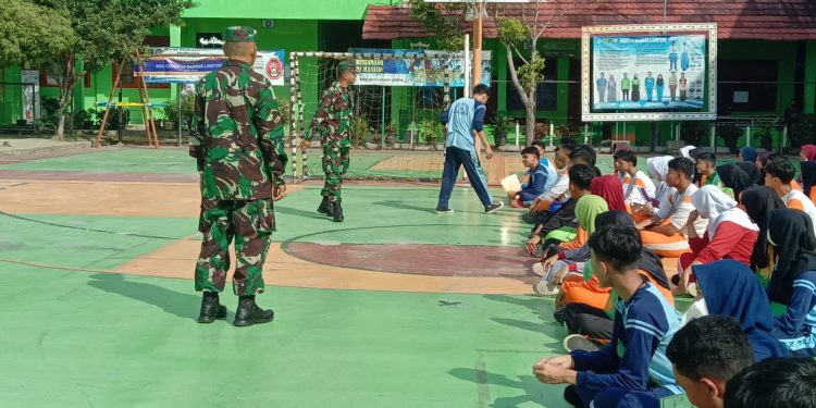 Cetak Kedisiplinan Generasi Muda, Babinsa Koramil 410-02/TBS Latih PBB Pelajar SMAN 14