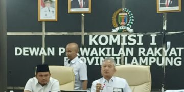 Temui Massa Aksi, Ketua Komisi 1 Yozi Rizal : DPRD Lampung Konsisten Tegakkan Aturan