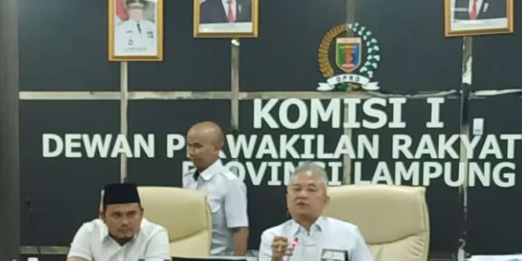 Temui Massa Aksi, Ketua Komisi 1 Yozi Rizal : DPRD Lampung Konsisten Tegakkan Aturan