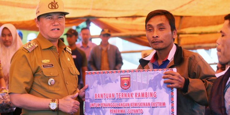 PJ Bupati Lampung Barat Serahkan Beberapa Bantuan untuk Masyarakat