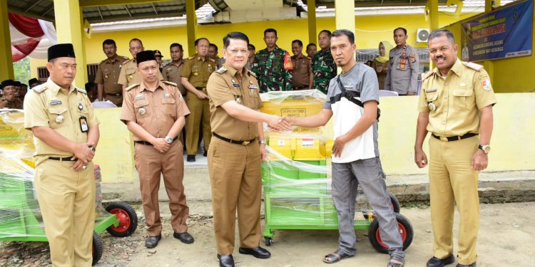 M Firsada Serahkan Mesin Pencacah Makanan Ternak