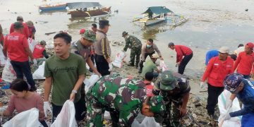 Terjunkan Personel Ikut Gotong-royong Clean Up Pantai Kabarti