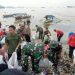 Terjunkan Personel Ikut Gotong-royong Clean Up Pantai Kabarti