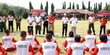 Pj Bupati Firsada Semangati Calon Anggota Paskibraka Saat Latihan