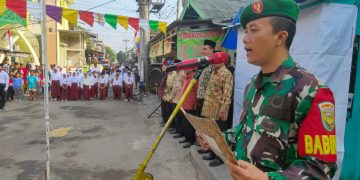 Peringati HUT RI ke 78, Babinsa Sertu Aris Susilo Pimpin Warga dan Nelayan Upacara Bendera