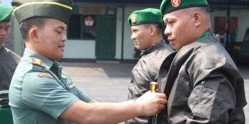 Wujud Perhatian Pimpinan, Dandim 0410/KBL Bagi-bagi Jaket Kepada Prajurit dan PNS