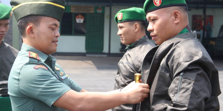 Wujud Perhatian Pimpinan, Dandim 0410/KBL Bagi-bagi Jaket Kepada Prajurit dan PNS