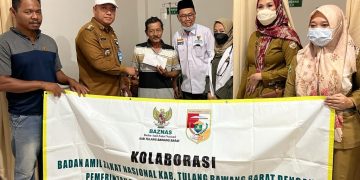 Camat TBT Jenguk Warga Penumangan Baru yang Sakit di RS