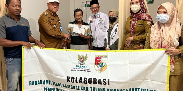 Camat TBT Jenguk Warga Penumangan Baru yang Sakit di RS