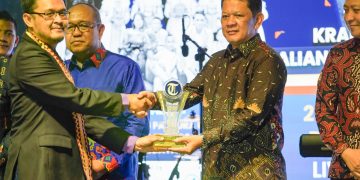 Pj Bupati Tubaba Terima Penghargaan TTG dari Tribun Lampung Awards