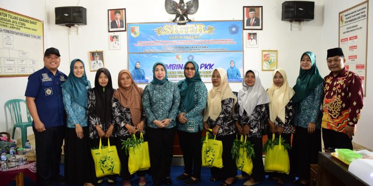 Hadiri Program Siger Dapur Nenemo, Pj Ketua TP-PKK Hanita Fisada Berikan Makanan Sehat