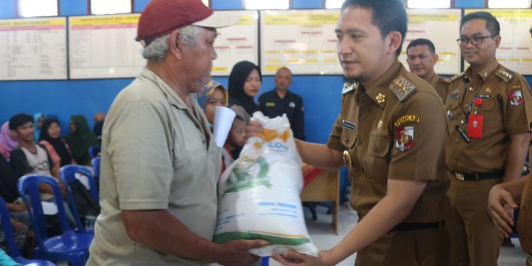 Terkena Dampak El Nino,Wakil Bupati Lampung Utara Salurkan Bantuan Beras dari Bulog