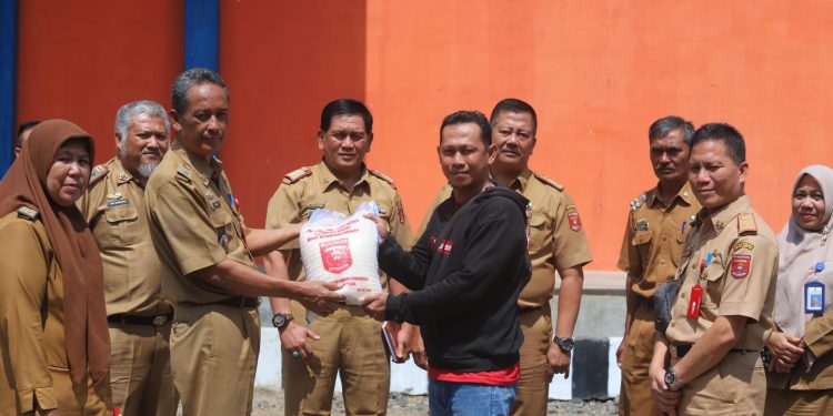 Pemkab Lampung Barat Saluran 4 Ton Lebih Beras ke Masyarakat
