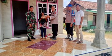 Polsek Gunung Agung Memberi Bantuan Sembako Korban Kebakaran