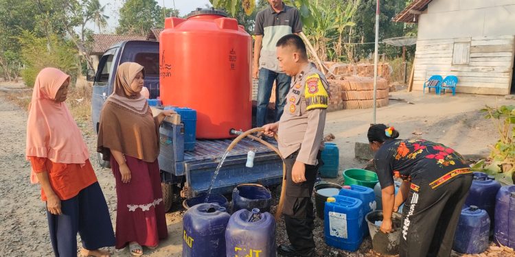 Bhabinkamtibmas Polsek TBT Salurkan Bantuan Air Bersih untuk Masyarakat Penumangan Baru