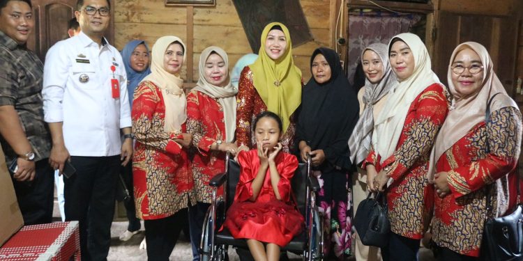 Wakil TP PKK Lampung Utara Berikan Bantuan dan Tinjau Kebakaran