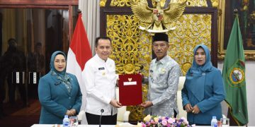 Fatoni Serahkan Surat Tugas Plt Bupati OKI kepada Dja’far Shodiq