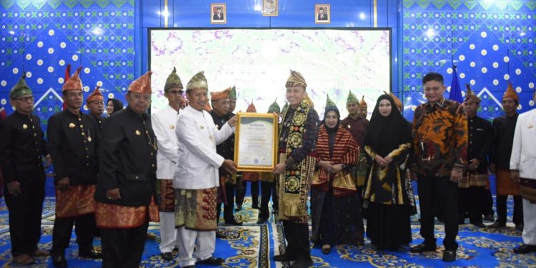 Agus Fatoni dan Tyas A. Fatoni Diberi Gelar Adat Suttan dan Ratu oleh Lembaga Adat OKU Timur