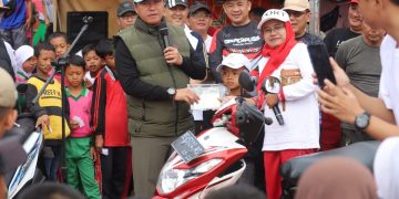 Tangis Bahagia Enci Puspita Sari dan Linda Terima Hadiah Jalan Sehat