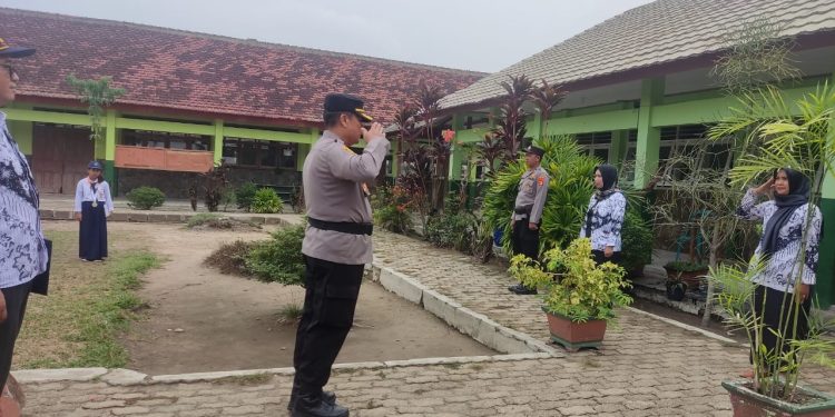 Jadi Irup upacara di SMPN 8 Tulang Bawang Barat, Kapolsek Tulang Bawang Tengah Ajak Pelajar Jauhi Aksi Bulliying