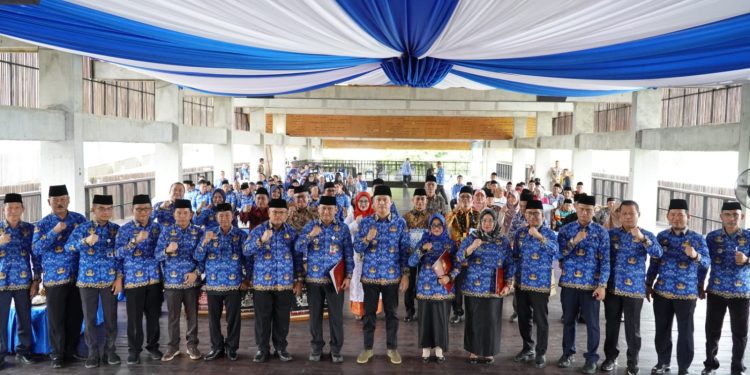 Peringatan Hut Korpri Pemkab Tubaba Meyerahkan Penghargaan Kepada Purna Bakti