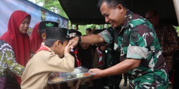Lewat Program Dapur Masuk Sekolah, Prajurit Kodim 0410/KBL Ajarkan Siswa Tentang Pentingnya Pola Makan Sehat