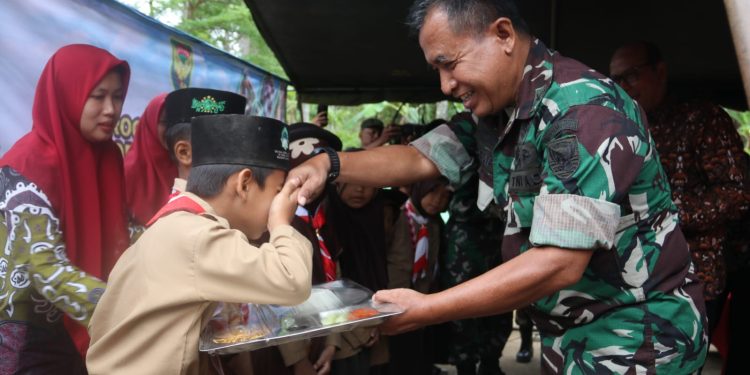 Lewat Program Dapur Masuk Sekolah, Prajurit Kodim 0410/KBL Ajarkan Siswa Tentang Pentingnya Pola Makan Sehat