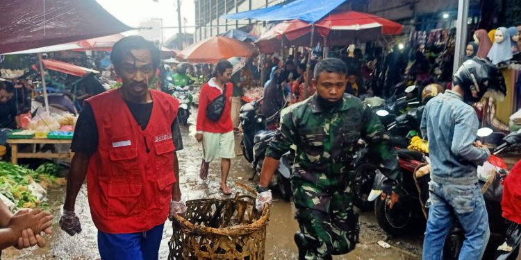 Cegah Banjir dan Penyakit DBD, Kodim 0410/KBL Menggelar Karya Bhakti Bersihkan Pasar Tugu