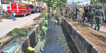 Karya Bhakti TNI Kodim 0410/KBL Wujudkan Lingkungan Bersih Serta Terbebas dari Banjir