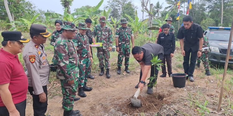 Gelar Karya Bhakti TNI, Kodim 0410/KBL Tanam Ratusan Bibit Pohon di Kawasan Way Gubak