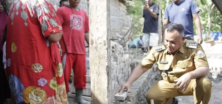 Bedah Rumah Warga Desa Kecamatan Palas Lewat Program Geserbu, Bupati Lampung Selatan Lakukan Peletakan Bata Pertama