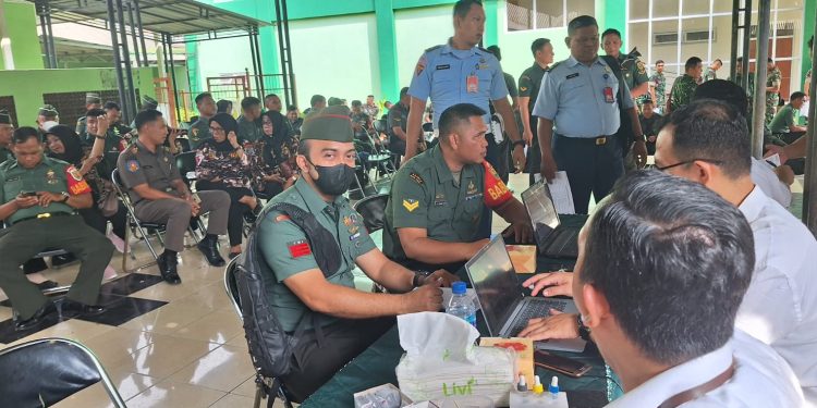 Peringatan Hari Juang TNI AD ke 78, Prajurit dan PNS Kodim 0410/KBL Laksanakan Donor Darah